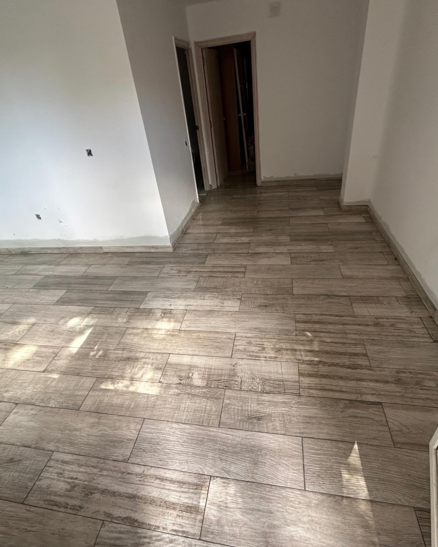 Suelo después del alicatado porcelánico